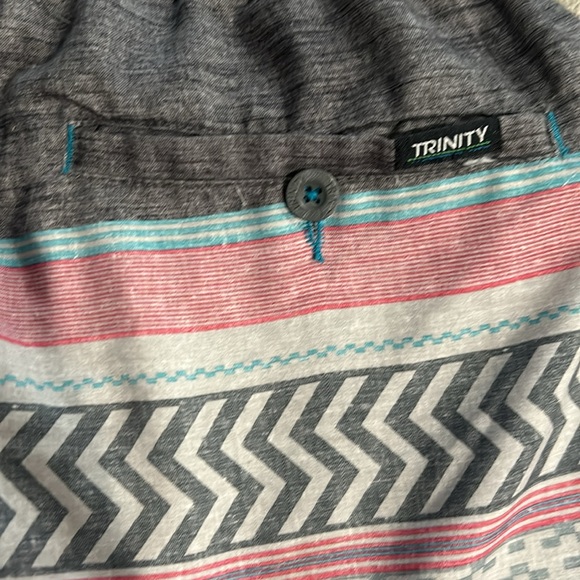 Men’s trinity collective large swim shirts - Picture 4 of 7